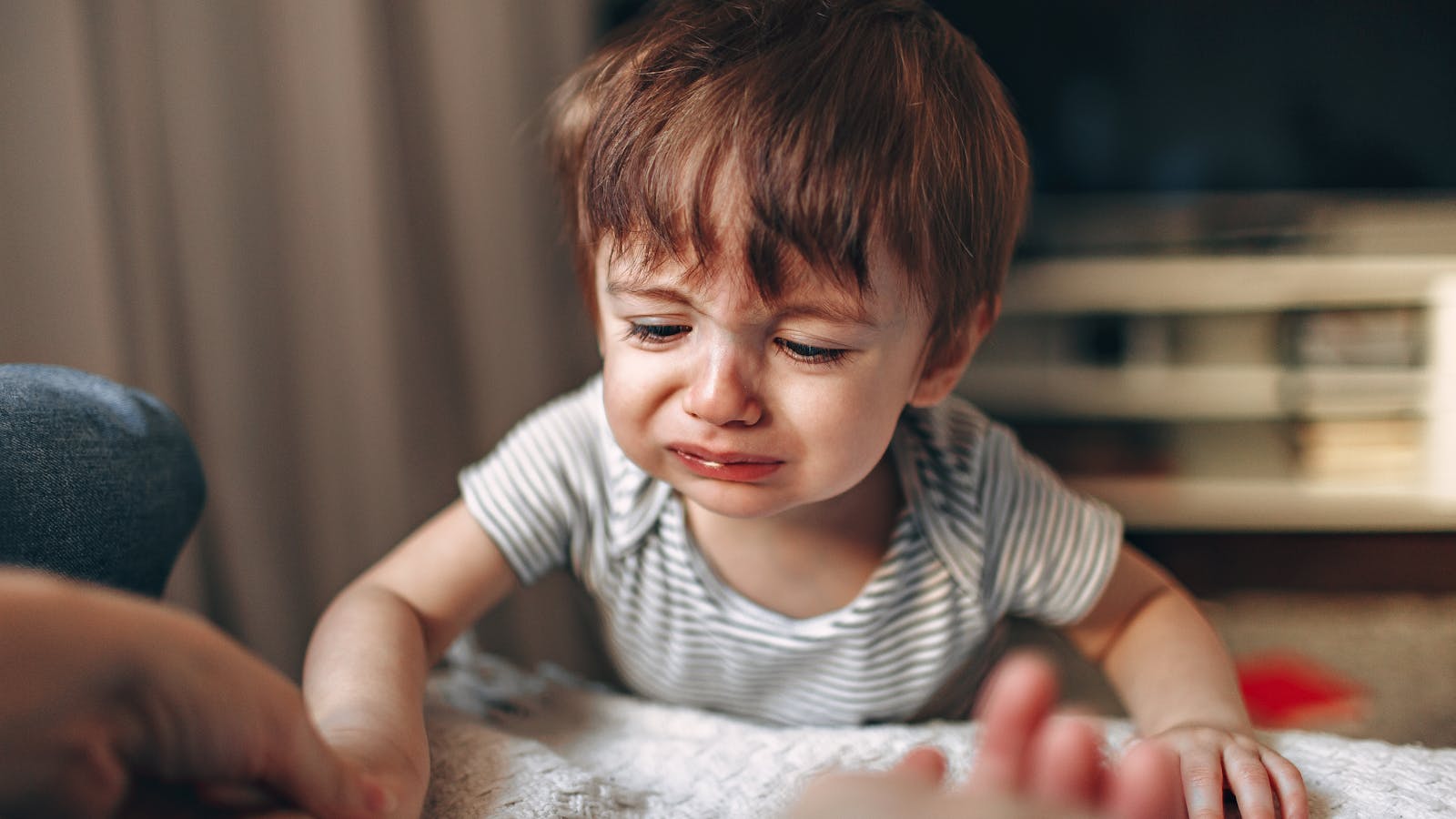 Kind dat sterke emoties laat zien in een gezinssituatie