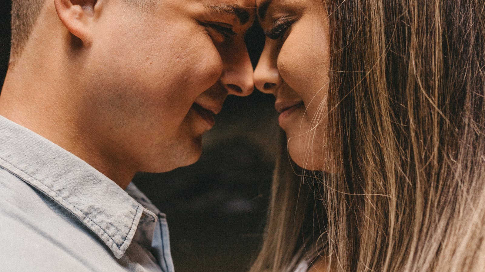 Koppel dat elkaar aankijkt en verbondenheid in de liefde uitstraalt