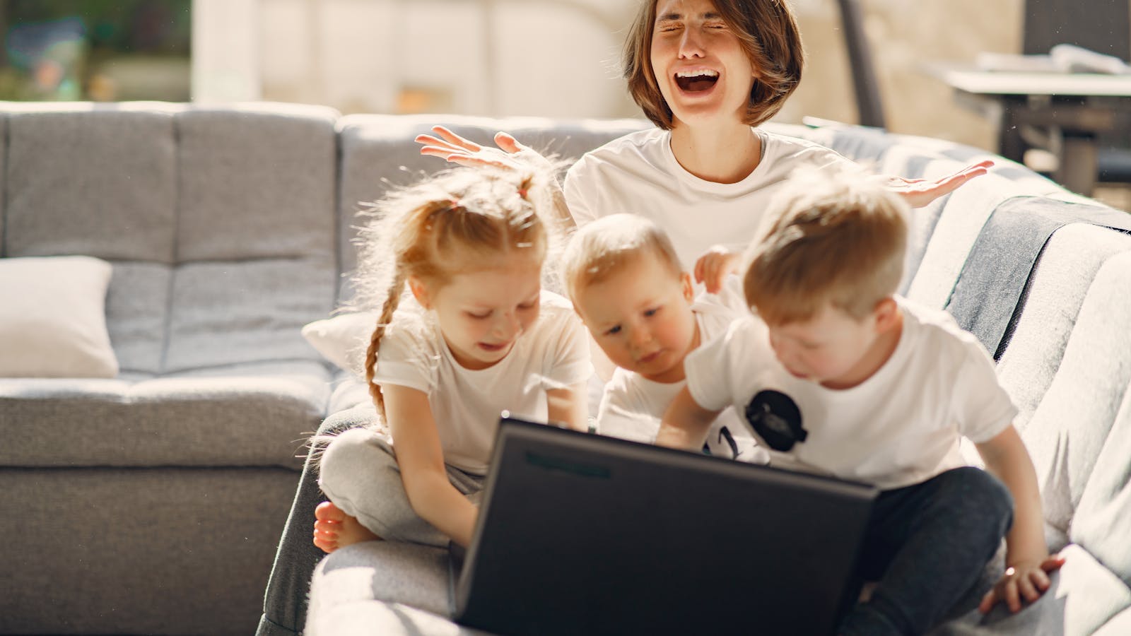 Ouder met kinderen in een stressvolle thuissituatie rond ongehoorzaamheid