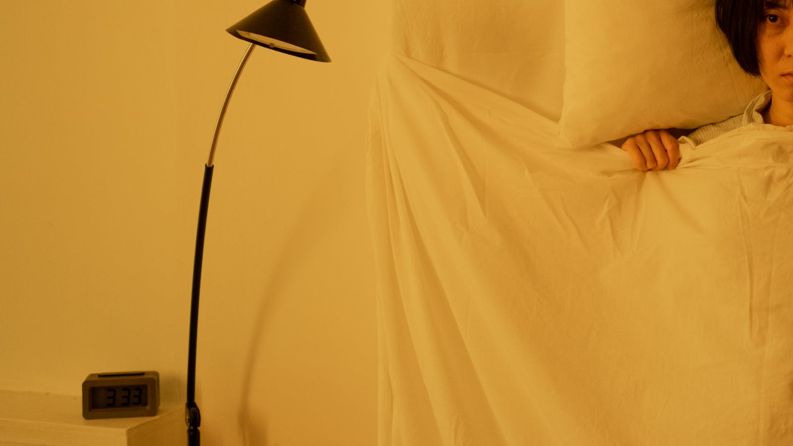 Vrouw ligt wakker in bed door slaapproblemen