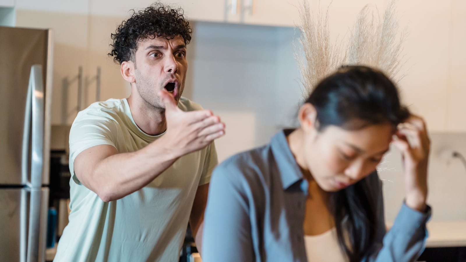 Relatiebeeld dat afstand, geheimen en emotionele spanning suggereert
